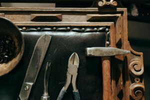 Hogyan leheljünk új életet a régi bútorokba otthoni módszerekkel