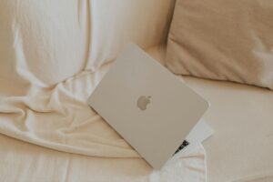 Hogyan alakítsunk ki ergonomikus és inspiráló munkasarkot a nappaliban