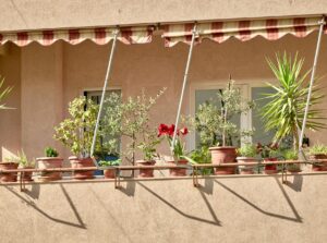 Hogyan hozzunk létre kényelmes pihenőhelyet még a legkisebb városi erkélyen is