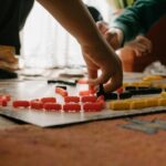 Miért hódítják meg újra a nappalinkat a modern társasjátékok?