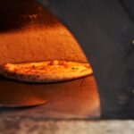 Így süthetünk ropogós és buborékos nápolyi pizzát a sima otthoni sütőben is