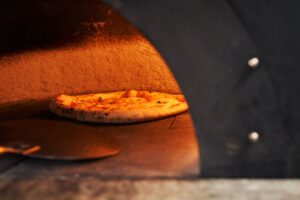 Így süthetünk ropogós és buborékos nápolyi pizzát a sima otthoni sütőben is